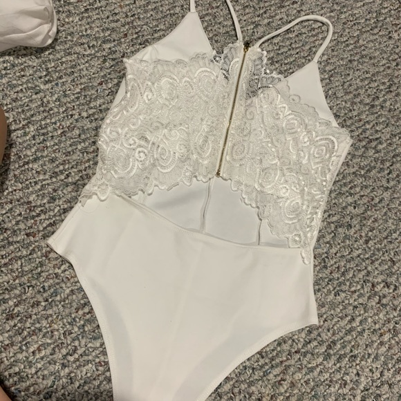 White open back lace bodysuit - Picture 2 of 3